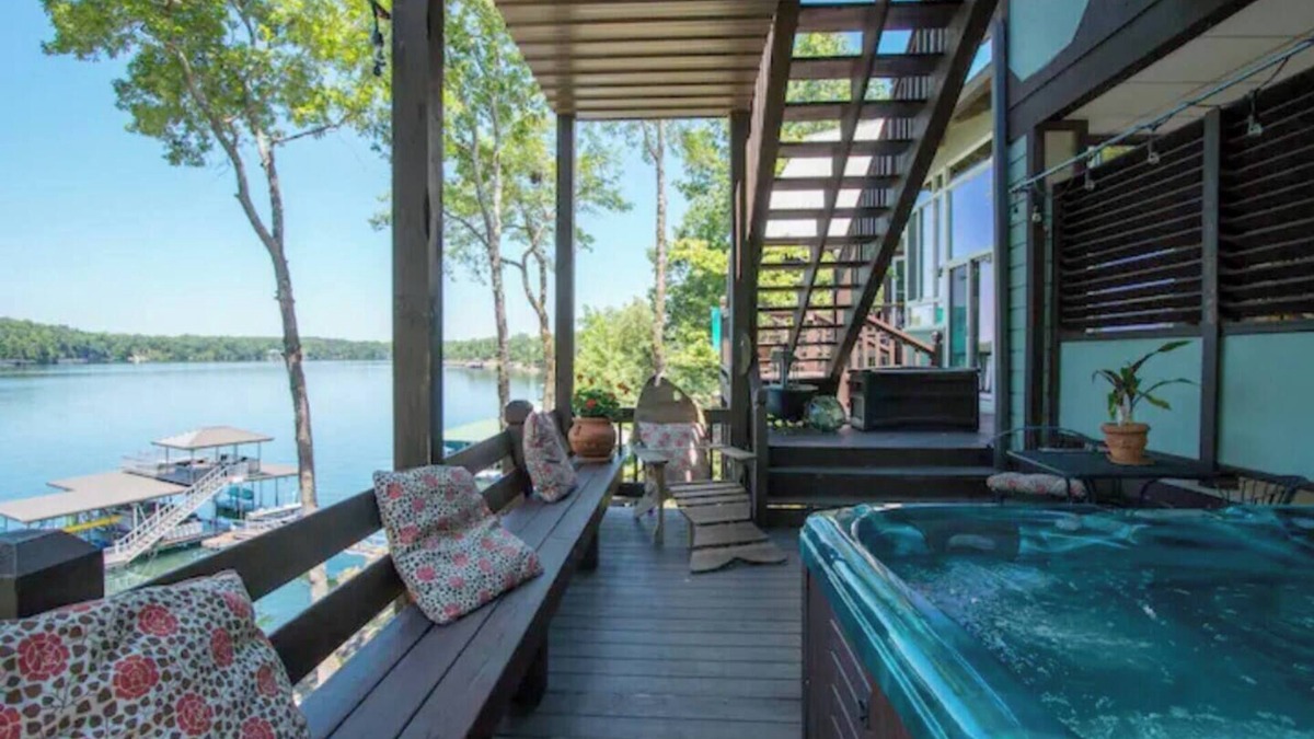 Crane Hill House | Smith Lake Glamping - 1MoTow Vintage Airstream
