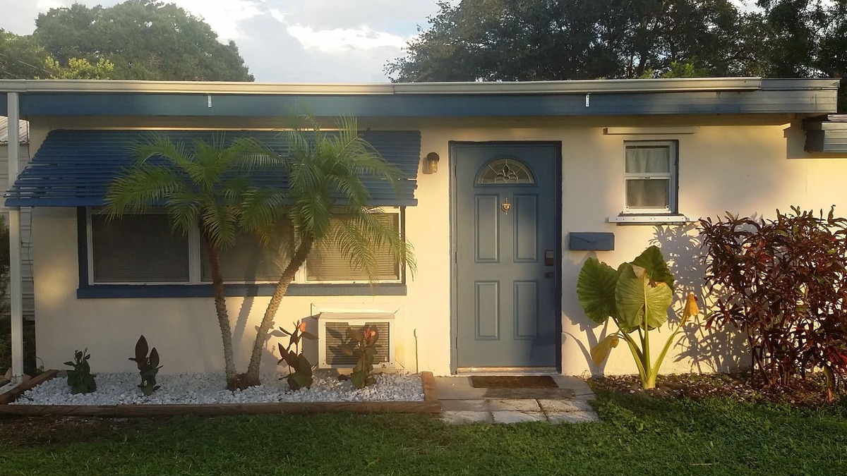 Bayshore Gardens Apartment | Smoke-free Bayshore Gardens 1-Room STUDIO Accessible to Bradenton/Sarasota