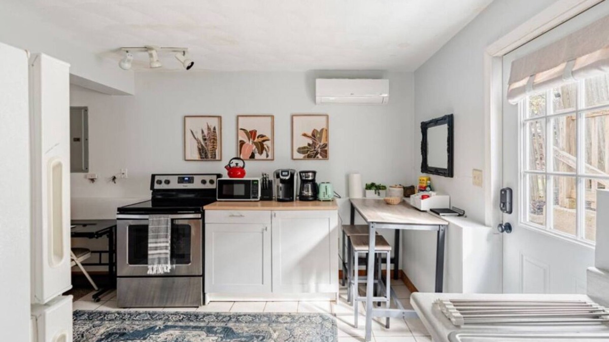 Beverly Apartment | Smoke FREE Studio- walk to beaches, downtown! 5 min drive to Historic Salem!