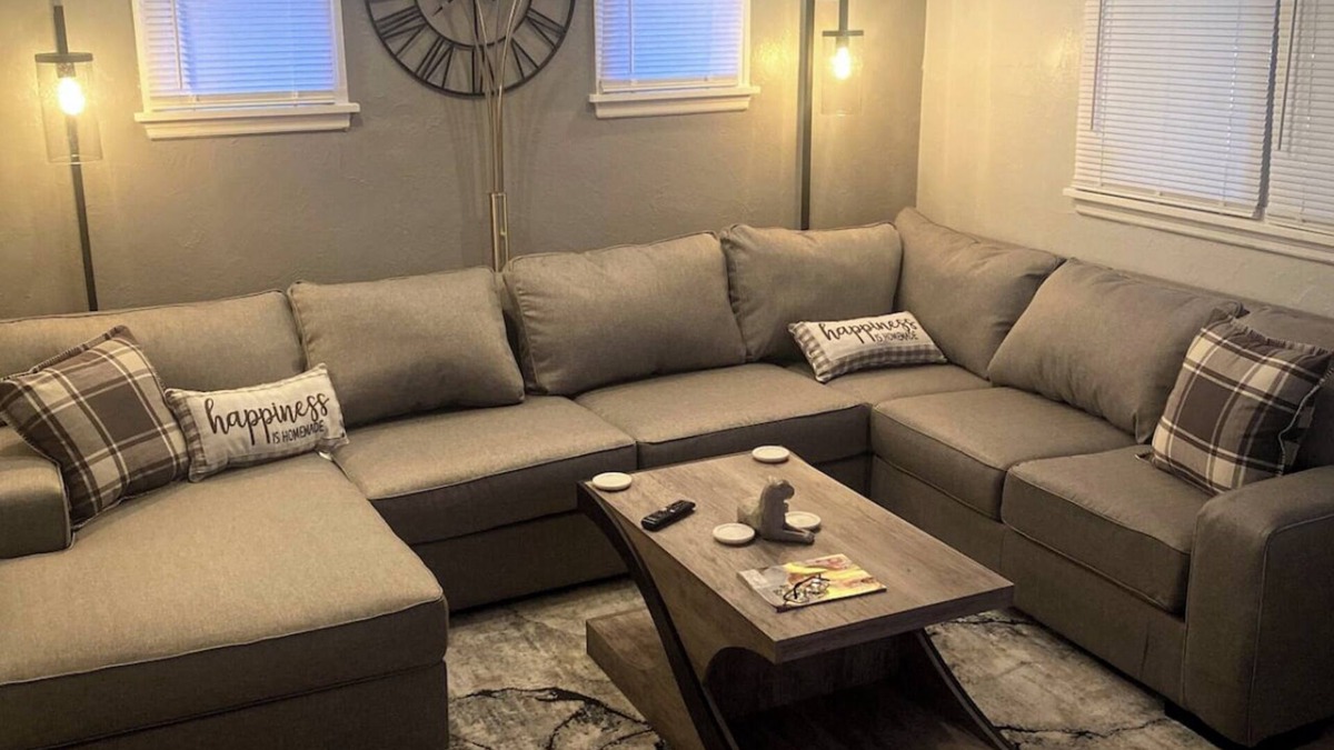 University City House | Smoke Free!The Rock House Bnb, StL. Centrally Located + Park. 8 person Max!