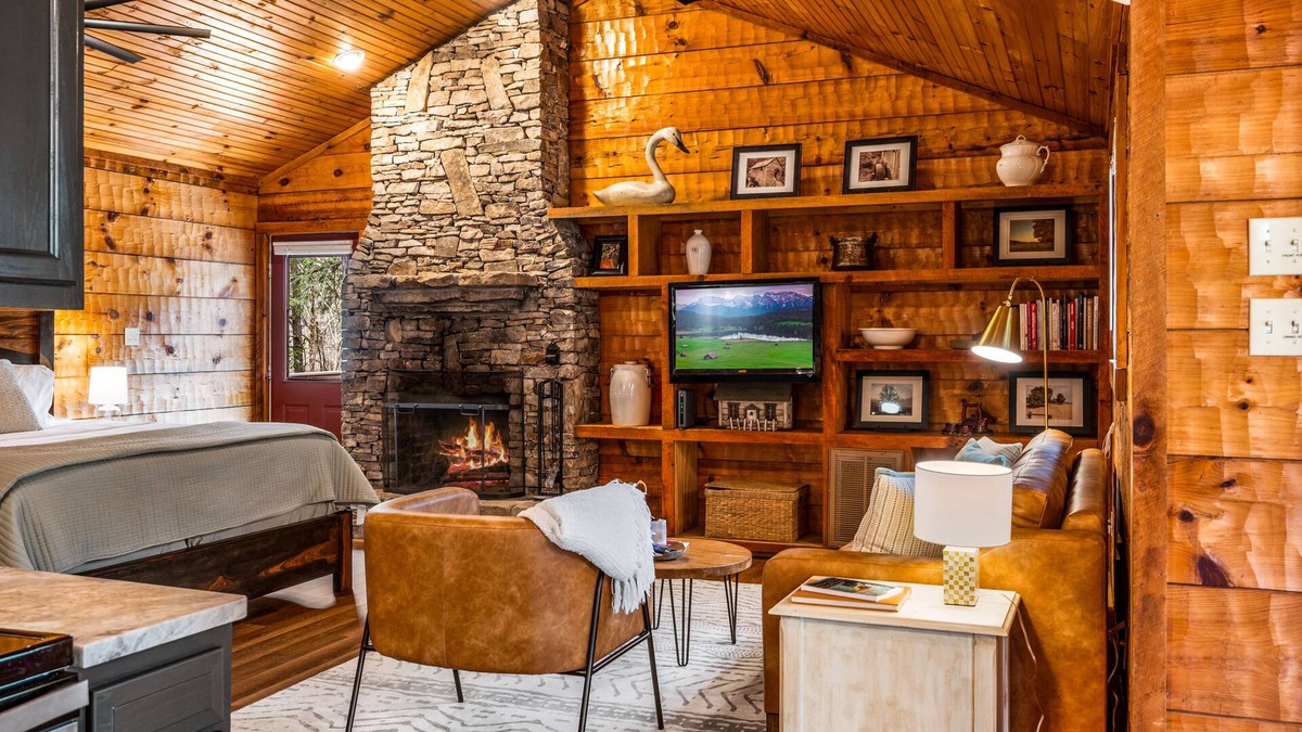 Townsend Cabin | Smoke Rise is a Modern Upscale Cabin with a GARAGE, minutes from National Park!