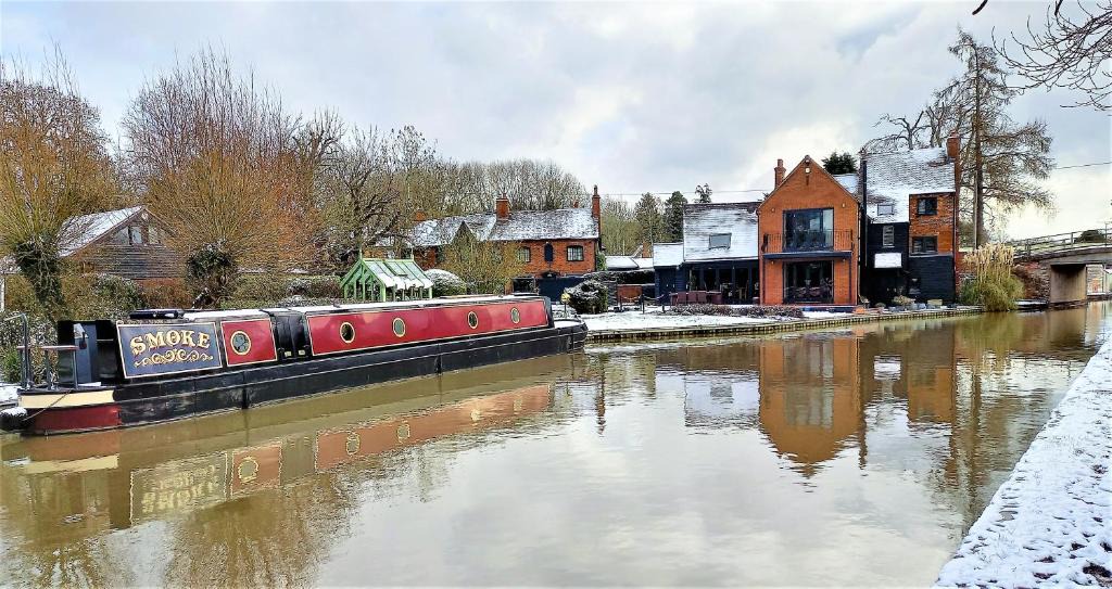 Little Witcombe Boat Rental | Smoke (Rowington Narrowboats)