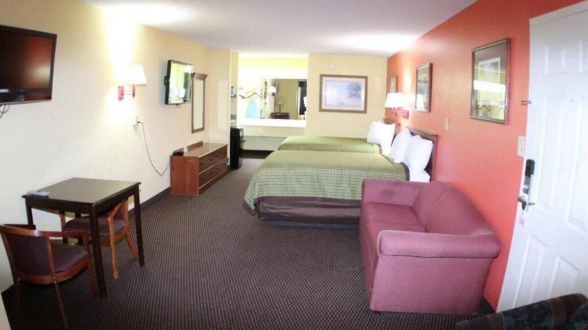 Hawkinsville Apartment | SMOKING DOUBLE SUITE #1