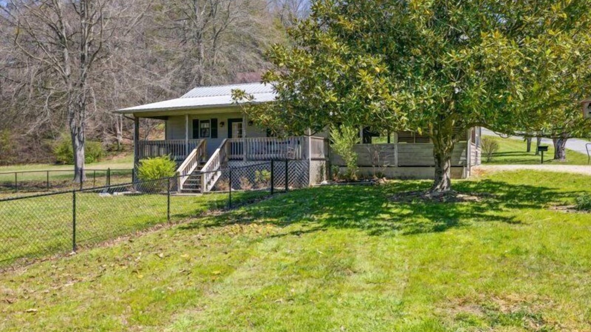 Pittman Center Cabin | Smoky Cove: Gorgeous, Pet Friendly Cabin located only 1 mile from Gatlinburg City limits!