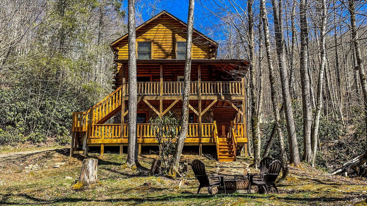 Cranberry Falls Cabin | Smoky Mtn Cabin Wrapped in woods w/Whispering Creek, Minutes from BRP