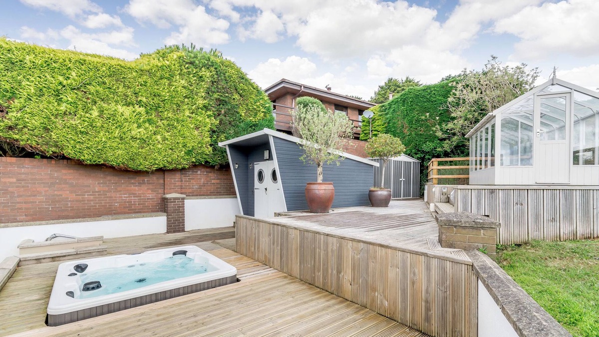 Milford Haven Cottage | SMUGGLERS REST, pet friendly, with hot tub in Pembroke Dock