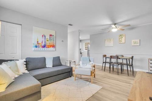 Sandalwood House | SMV Cute Jacksonville Bungalow Central