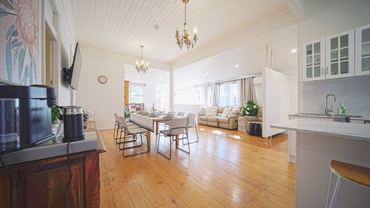 Annerley House | Snacks&Flicks, Cosy Queenslander Kicks-close to PA