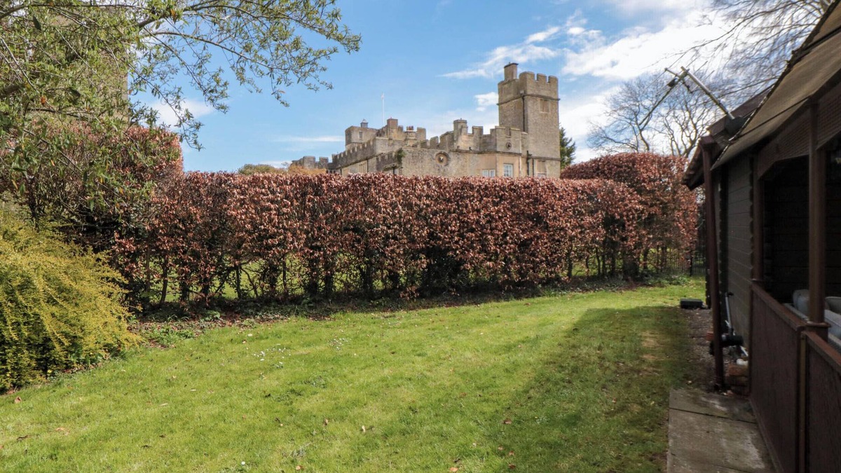 Bedale Cottage | SNAPE CASTLE GARDEN LODGE, pet friendly, with a garden in Bedale