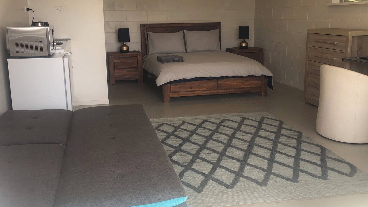 Omapere Apartment | Sneezle Beezle Studio Apartment