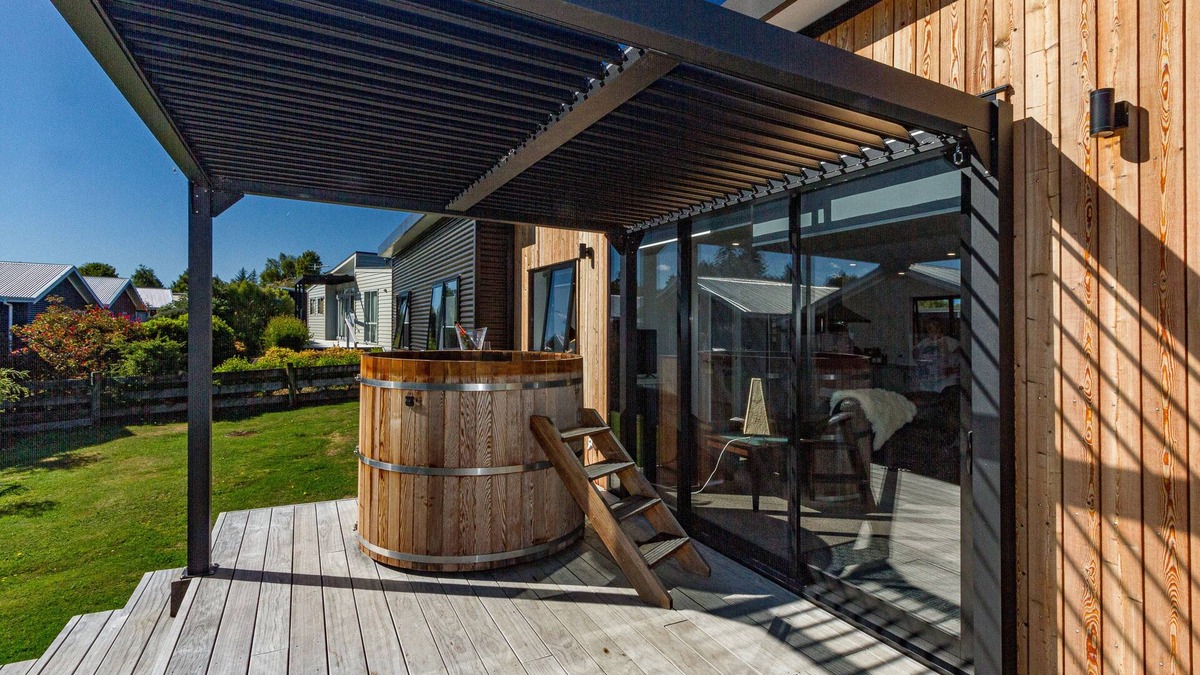 Ohakune House | SnoBox with Hot Tub - Sleeps 7 - Ohakune Holiday Home