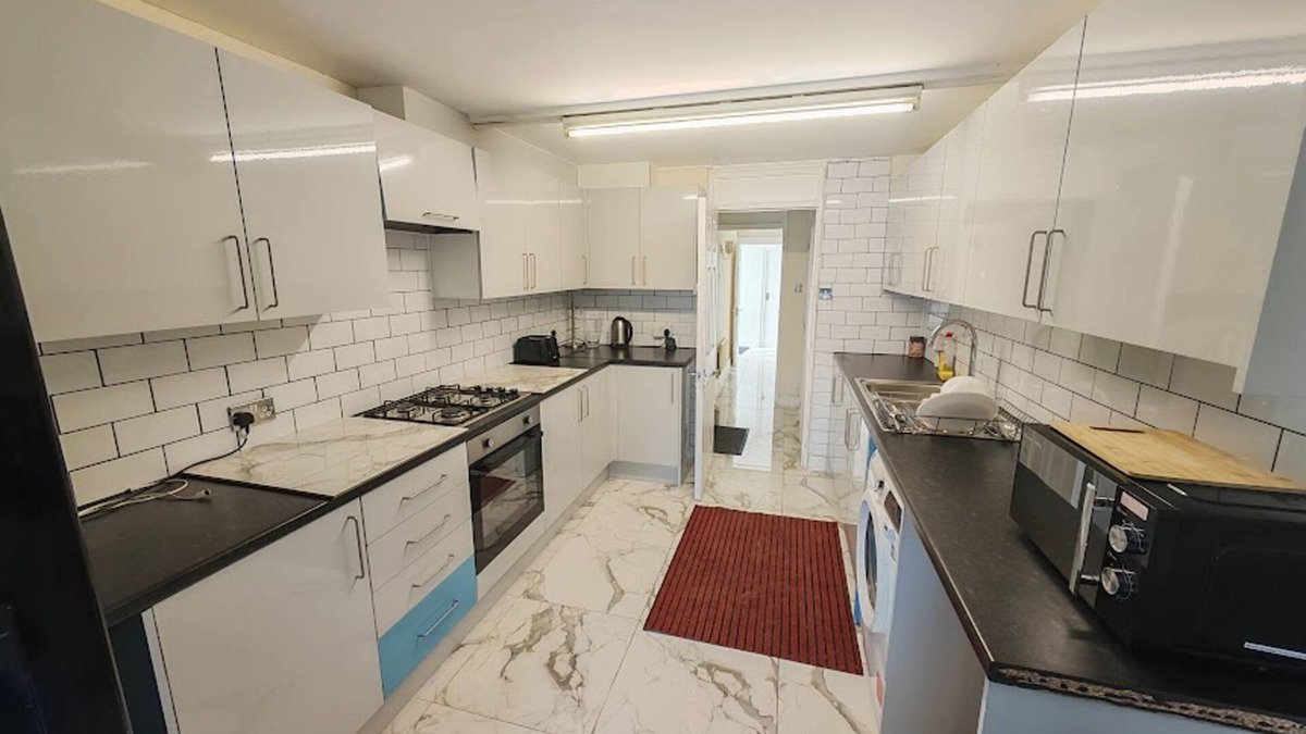 Slough Hotel | SnoozeDen Chalvey – Free Parking, Near M4 J6