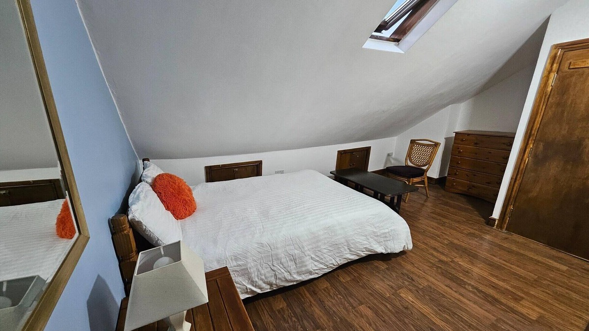 Slough Apartment | SnoozeDen Wellesley Slough Station | Double Room