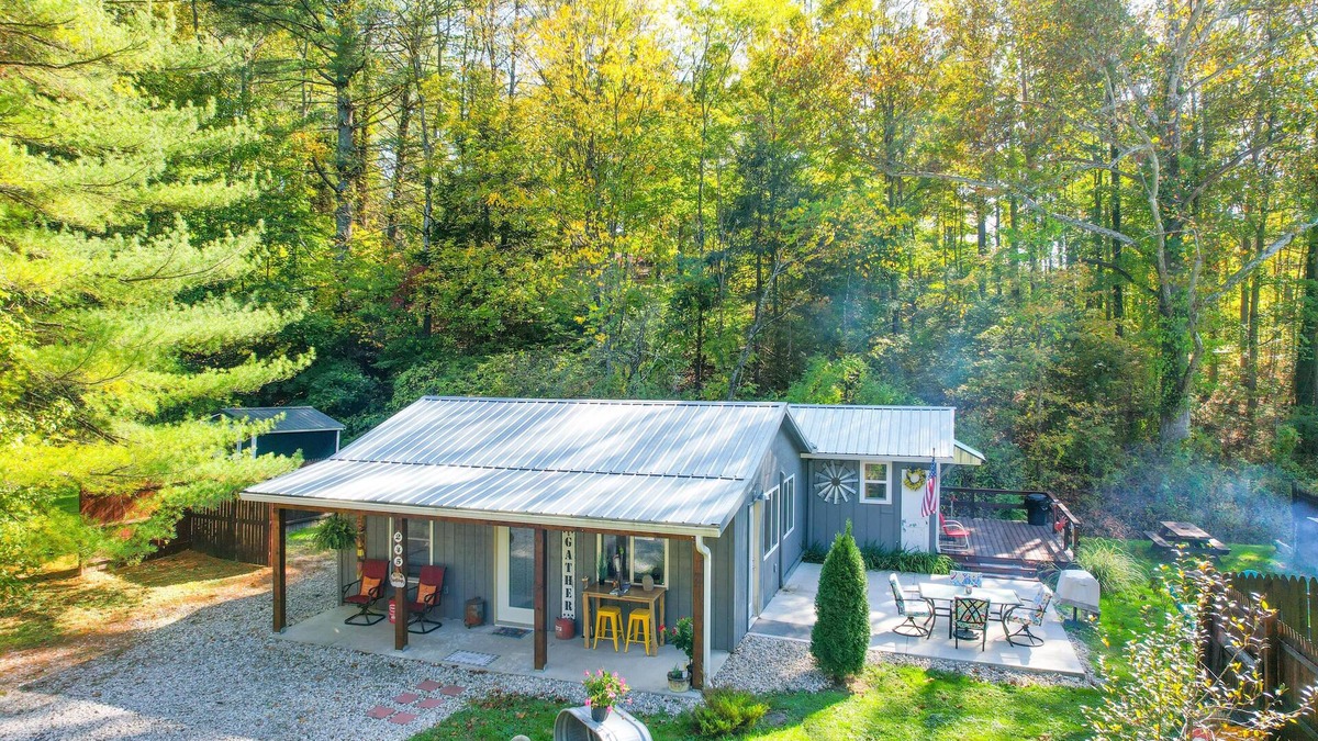 Nashville Cottage | Snoozy Snail short walk to town! Pet Friendly! Charming!