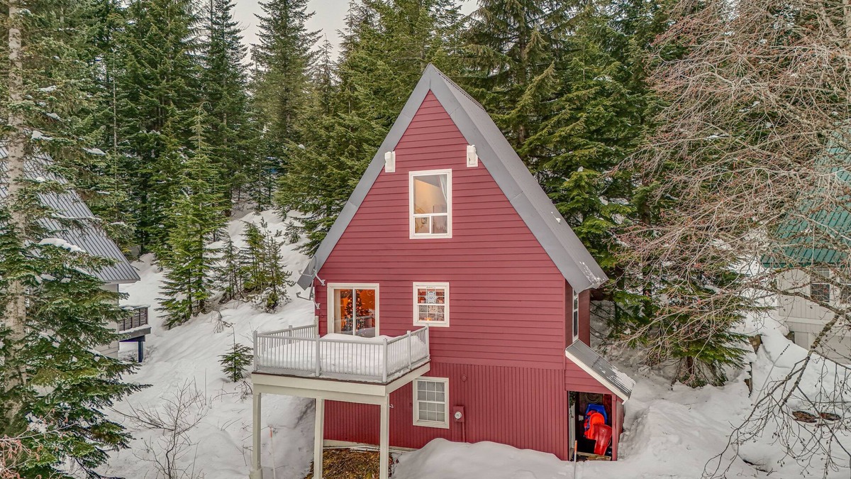 Snoqualmie Pass Cabin | Snoqualmie Pass Cabin w/Deck: Walk to Ski Lift