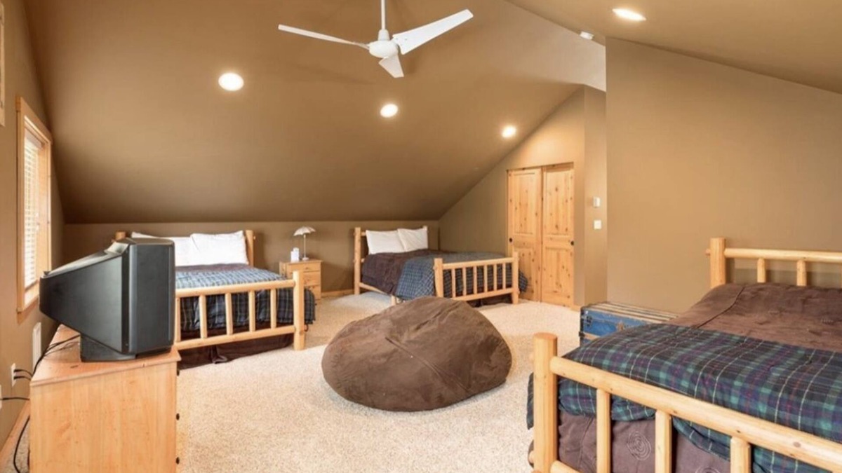 Snoqualmie Pass Ski Chalet | Snoqualmie Pass Cabin Walking Distance to Lifts