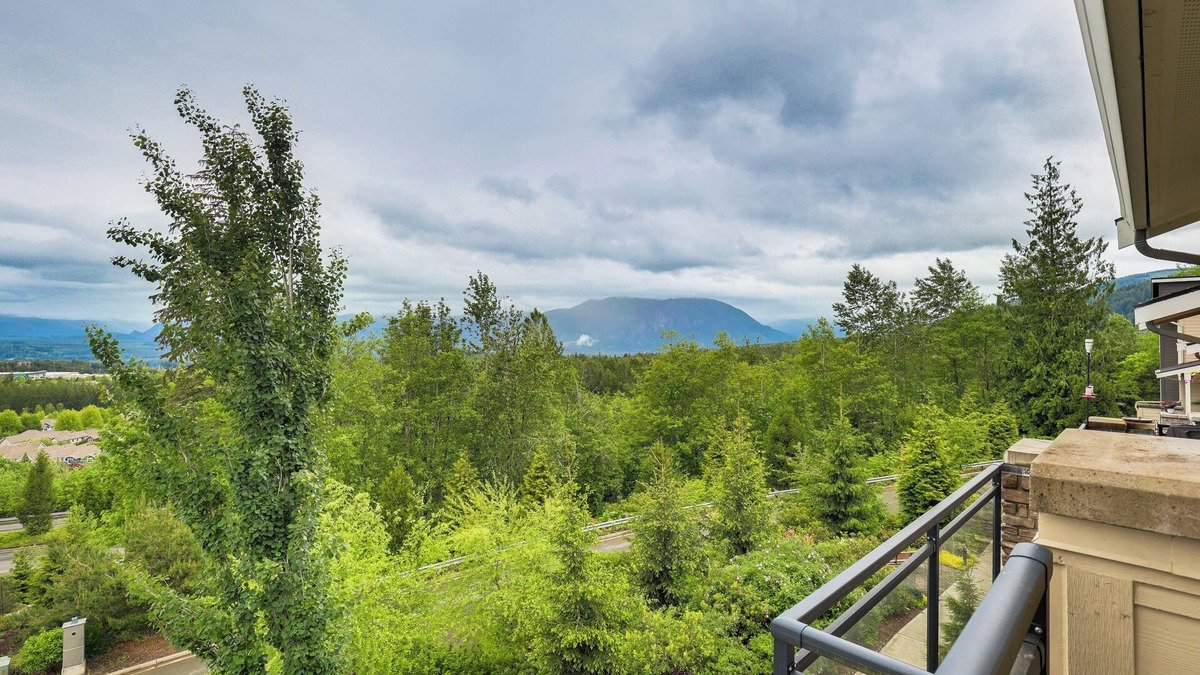 Snoqualmie Ridge House | Snoqualmie Townhome w/Balcony & Mountain Views!