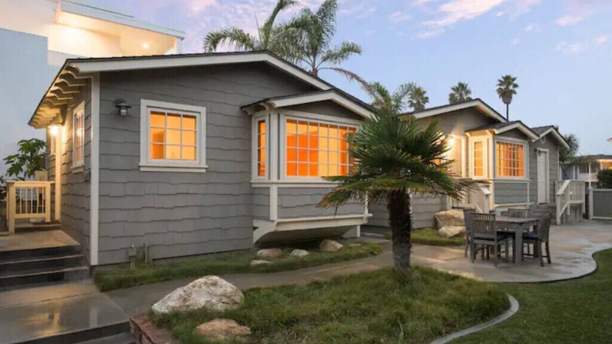 Downtown Cottage | SNOW BIRDS Monthly discounts available! 1 block to pier 1/2 block to sand