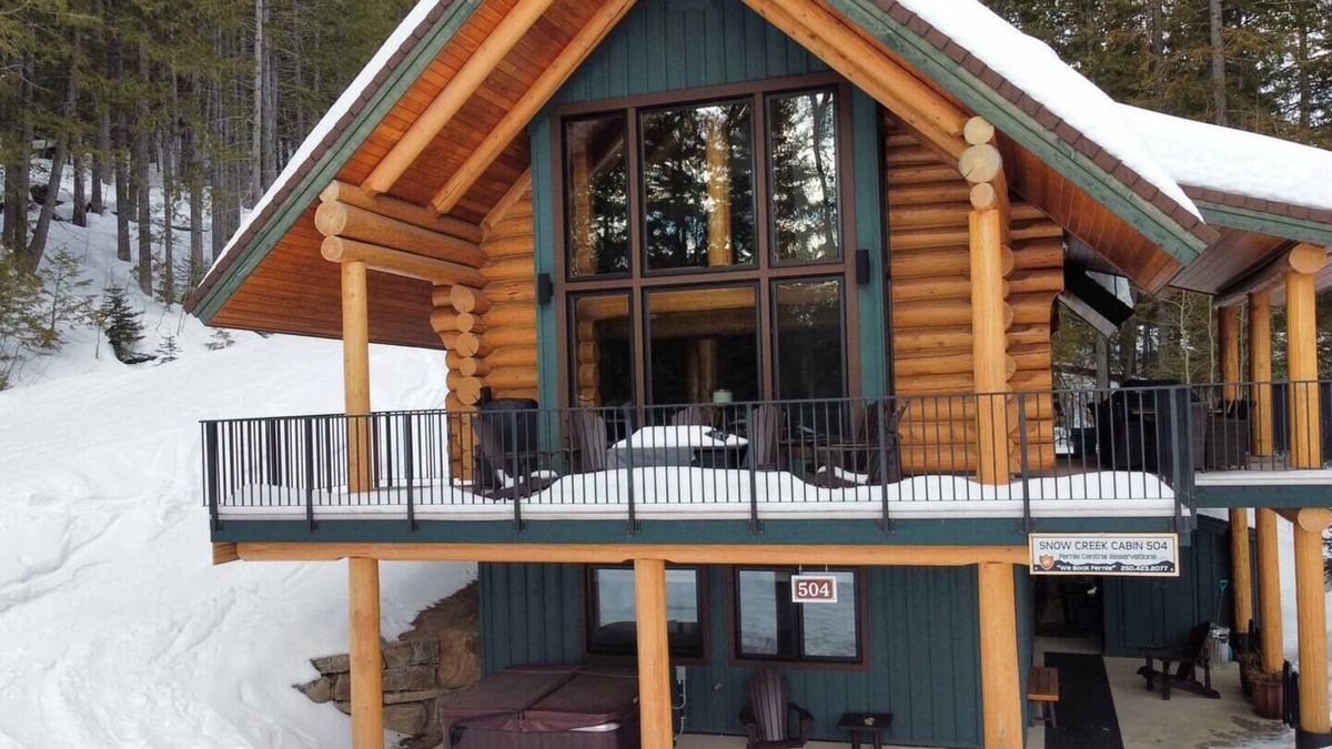 East Kootenay House | Snow Creek Cabin | Right on the Slopes | Hot Tub