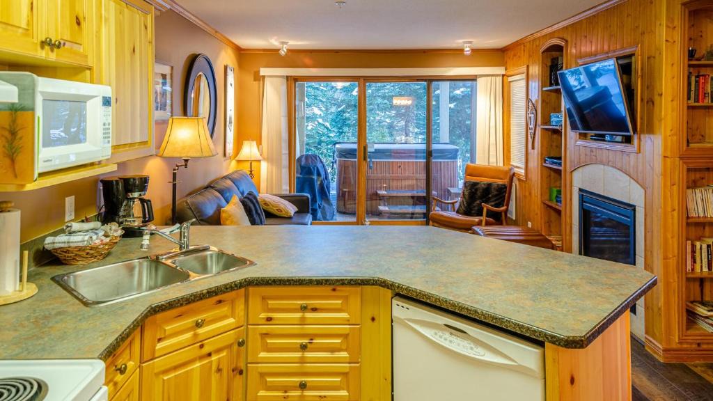Sun Peaks Apartment | Snow Creek Village #48 By Bear Country