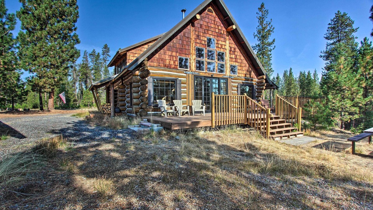 Crescent Cabin | ‘Snow Pine Retreat’ - Remote Crescent Log Cabin!