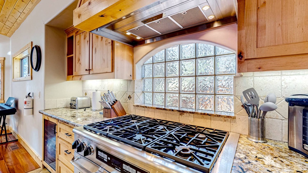 Tahoe Paradise House | Snowbird-friendly house with private hot tub, grill, and two gas fireplaces