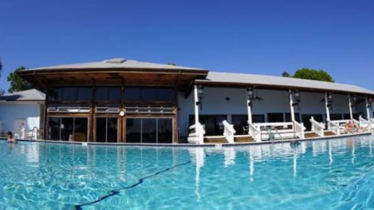 Lakeland House | SnowBird Heaven Cozy 2-Bedroom Bungalow w/Pool Hot Tub in Beautiful Lakeland, FL
