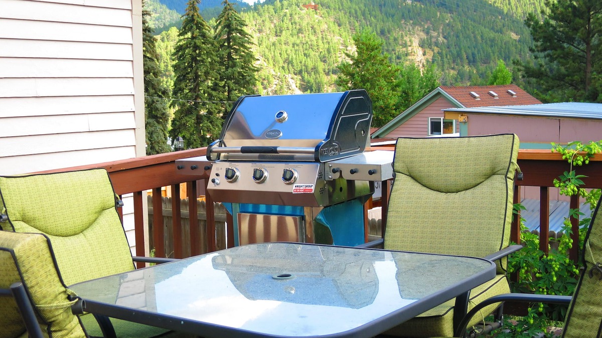 Idaho Springs Cabin | SNOWBOARD AND SKI IN THE MOUNTAINS! ENJOY HOT SPRINGS, SCENIC DRIVES, CASINOS