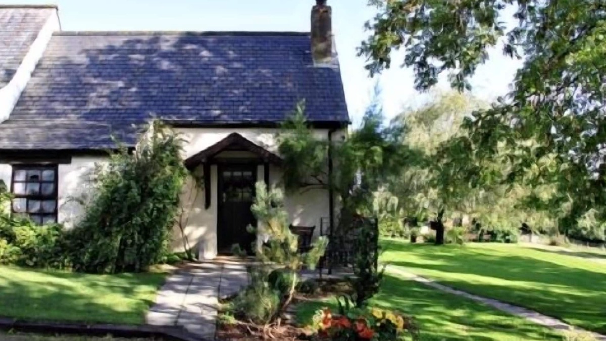 Boncath Cottage | Snowdrop Cottage - cosy and quaint with fabulous shared leisure facilities
