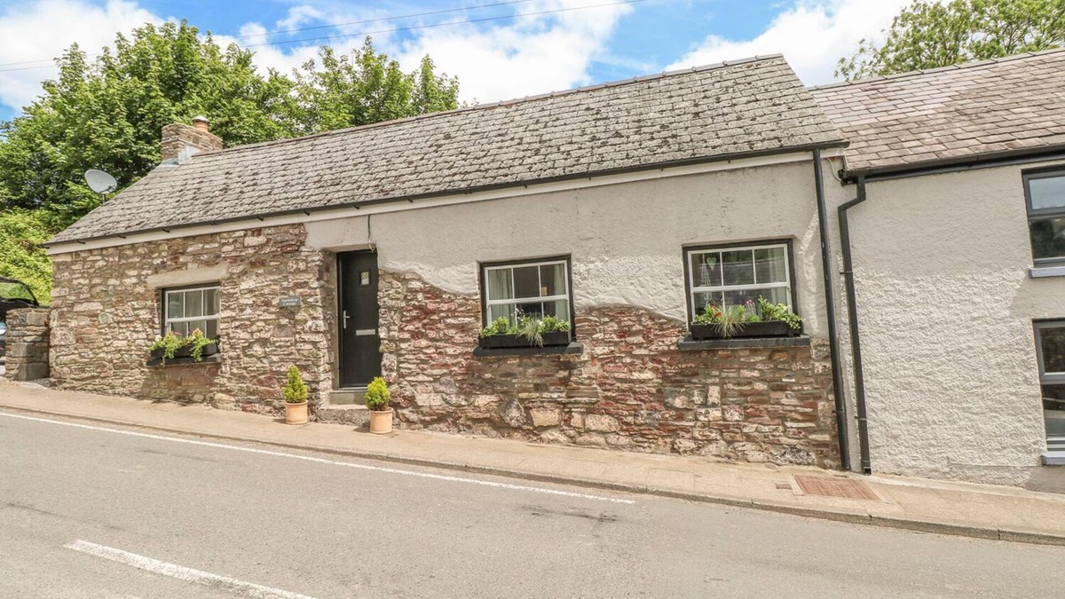 Laugharne Cottage | SNOWDROP COTTAGE, pet friendly, with hot tub in Laugharne