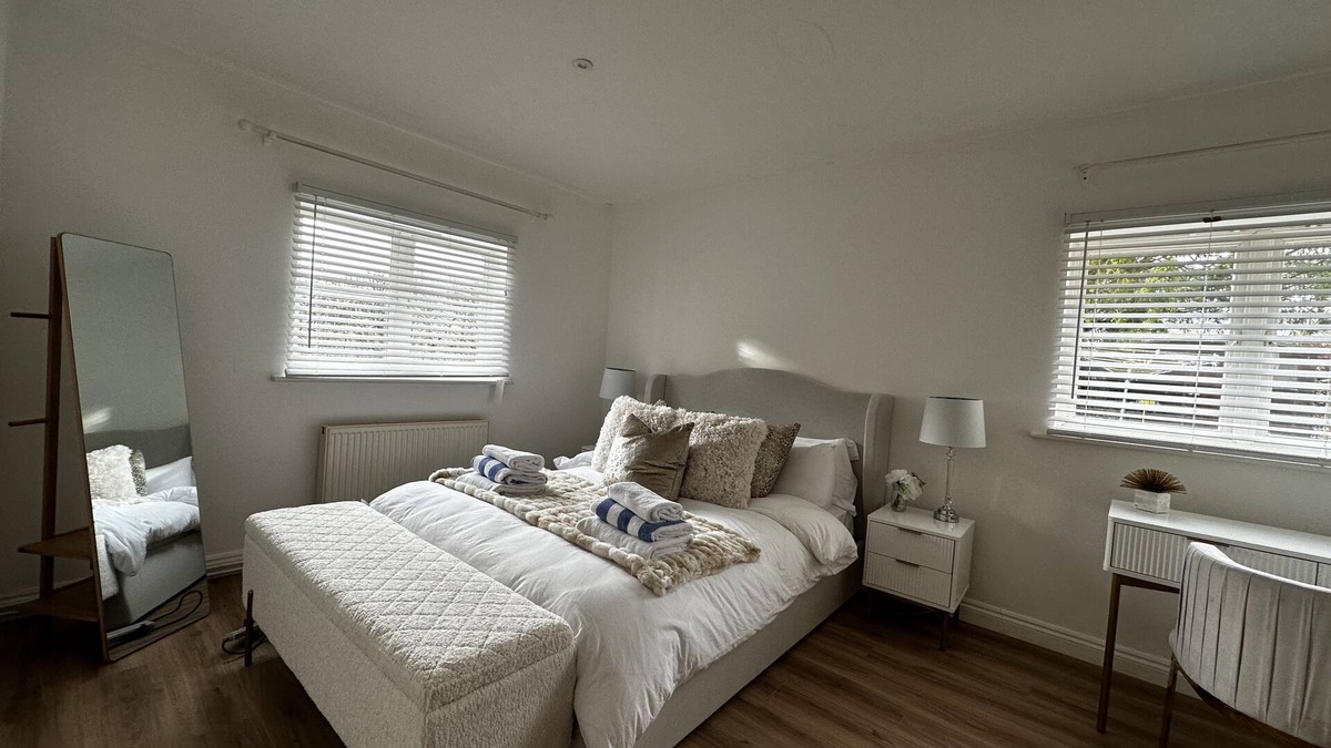 Blandford Saint Mary House | SNOWDROP - UNIQUE STAY | SLEEPS 2 | PETS ALLOWED | HOT TUB | BBQ | PATIO | WI-FI
