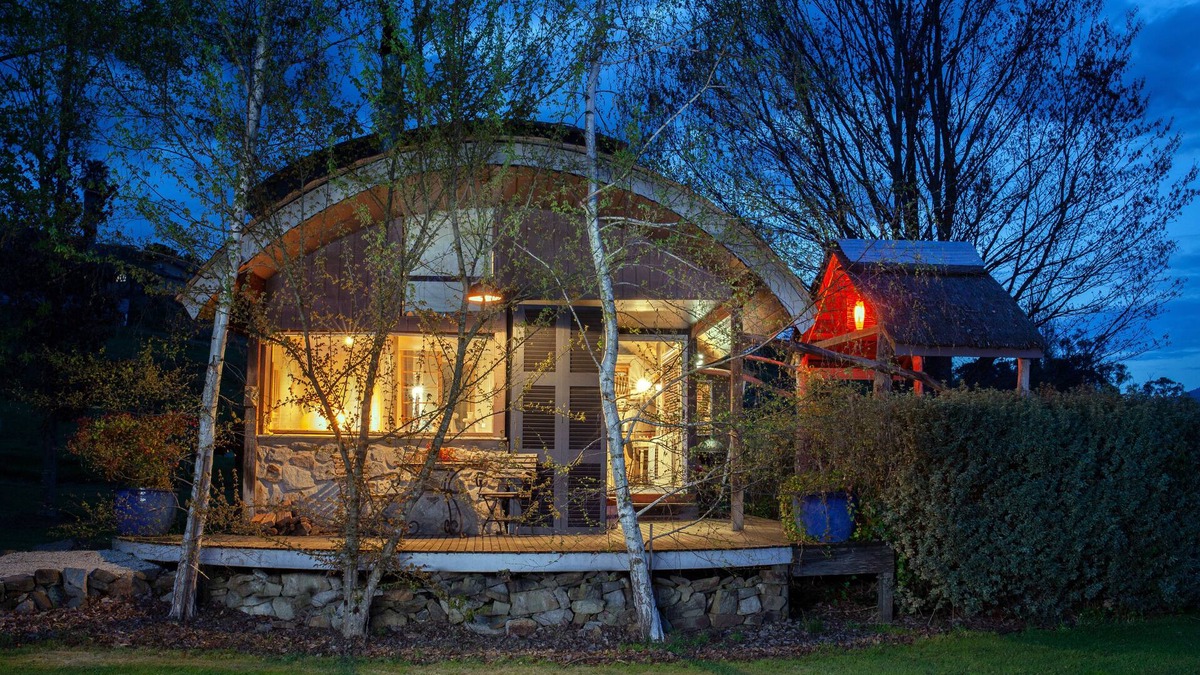 Tawonga South Ski Chalet | Snowgum romantic Spa Chalet…spoil yourselves it’s worth it at Dreamers…