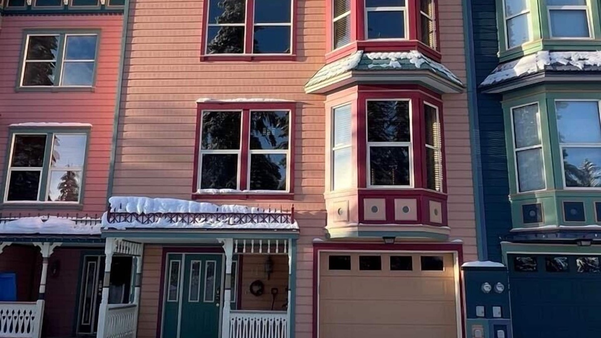 Silver Star Mountain House | Snowgums, 3 bedroom 3 bathroom townhome, renovated kitchen and secure garage