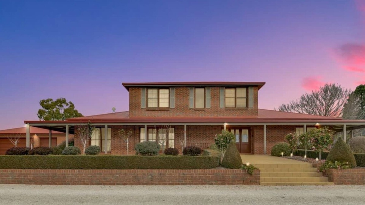 Canobolas House | Snowline - Ultimate Getaway, Pool, Sleeps 16