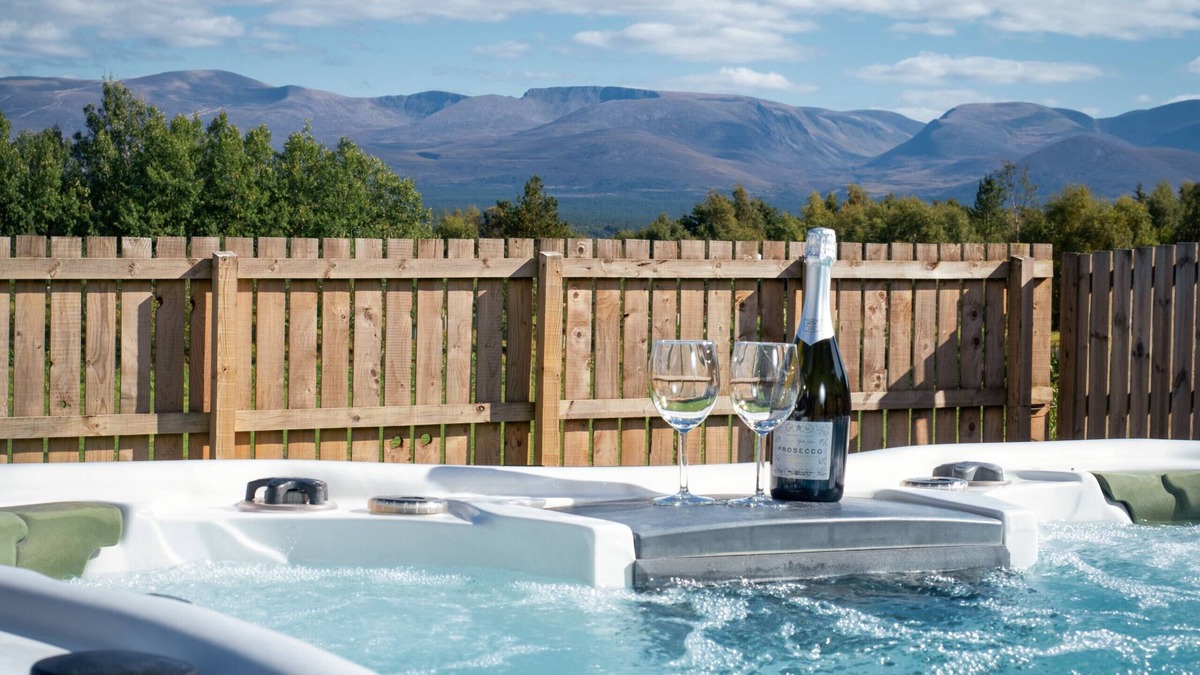 Aviemore Ski Chalet | Snowmass Lodge - Aviemore family lodge with hot tub