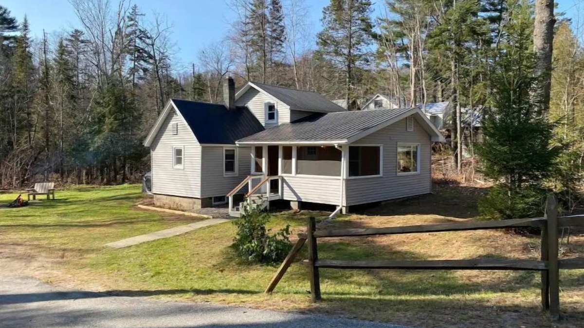 Speculator Cottage | Snowmobile Access & Close to Oak Mt. Ski - Cozy Cabin, Peaceful-Sleeps 6