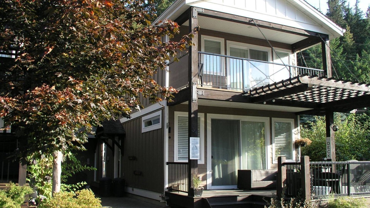 Swansea Point House | SNOWMOBILE SICAMOUS in style!