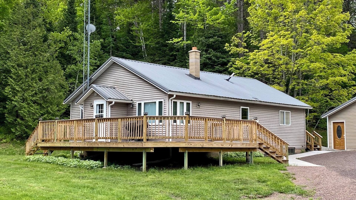 Hurley House | Snowmobiles, Skiing, ABR Amazing 2-bedroom house with WiFi in Hurley, Mercer