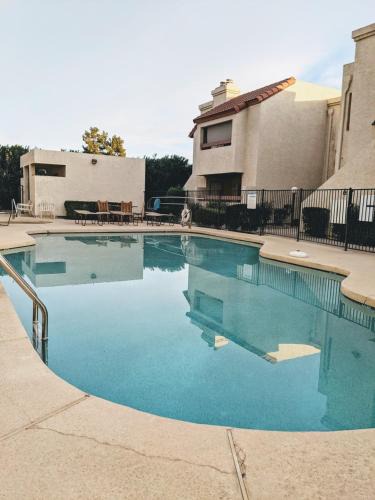 South Scottsdale House | Snug 2br Condo W Pool, Patio, Wd Near Old Town