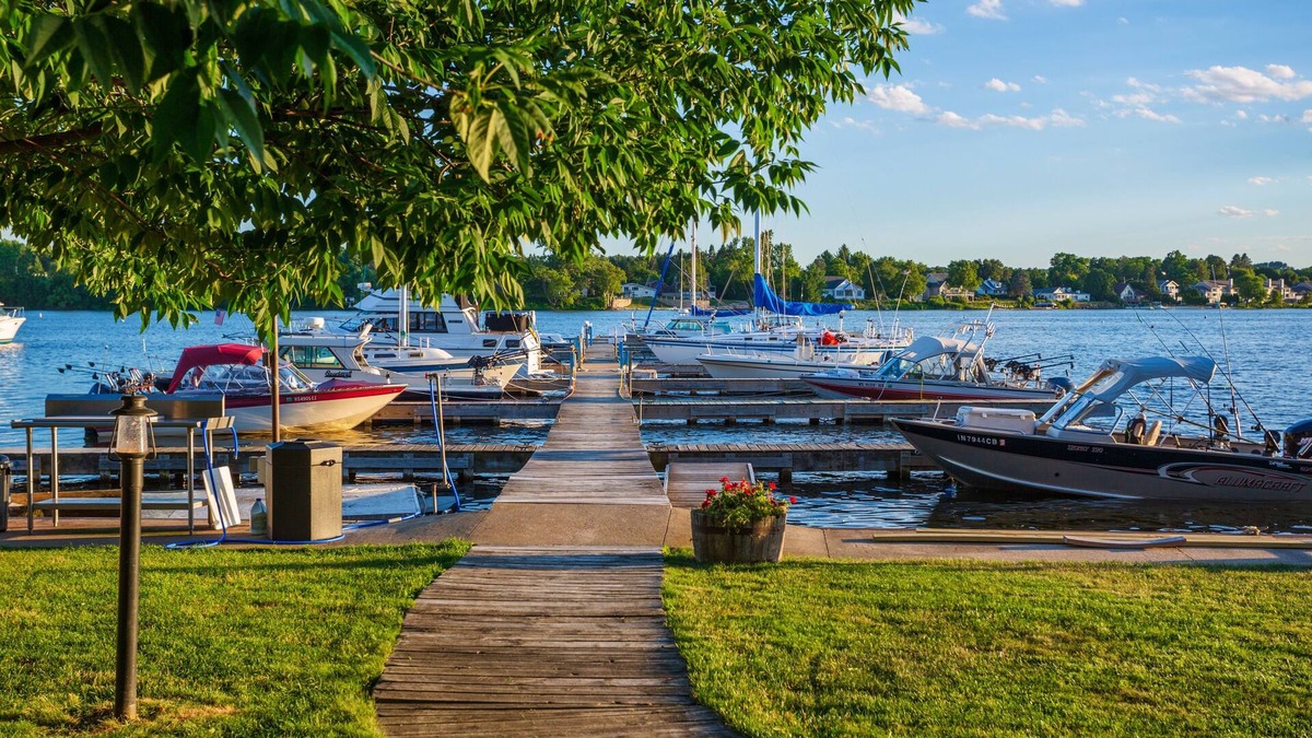 Sturgeon Bay Boat Rental | Snug Harbor Inn - Carver Cabin - Welcome Aboard!