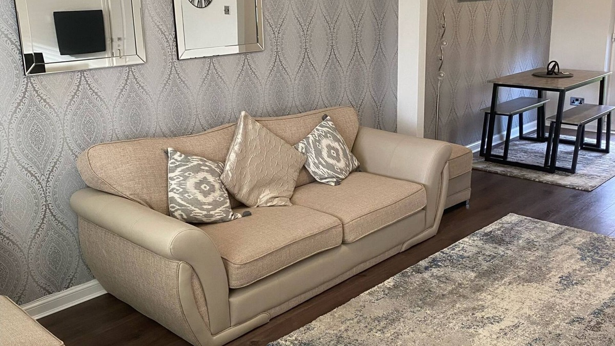 Airdrie House | Snug Modern Home in Airdrie