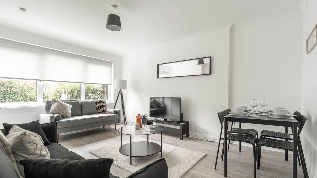 Tollcross House | Snug Modern Home in Eastern Glasgow
