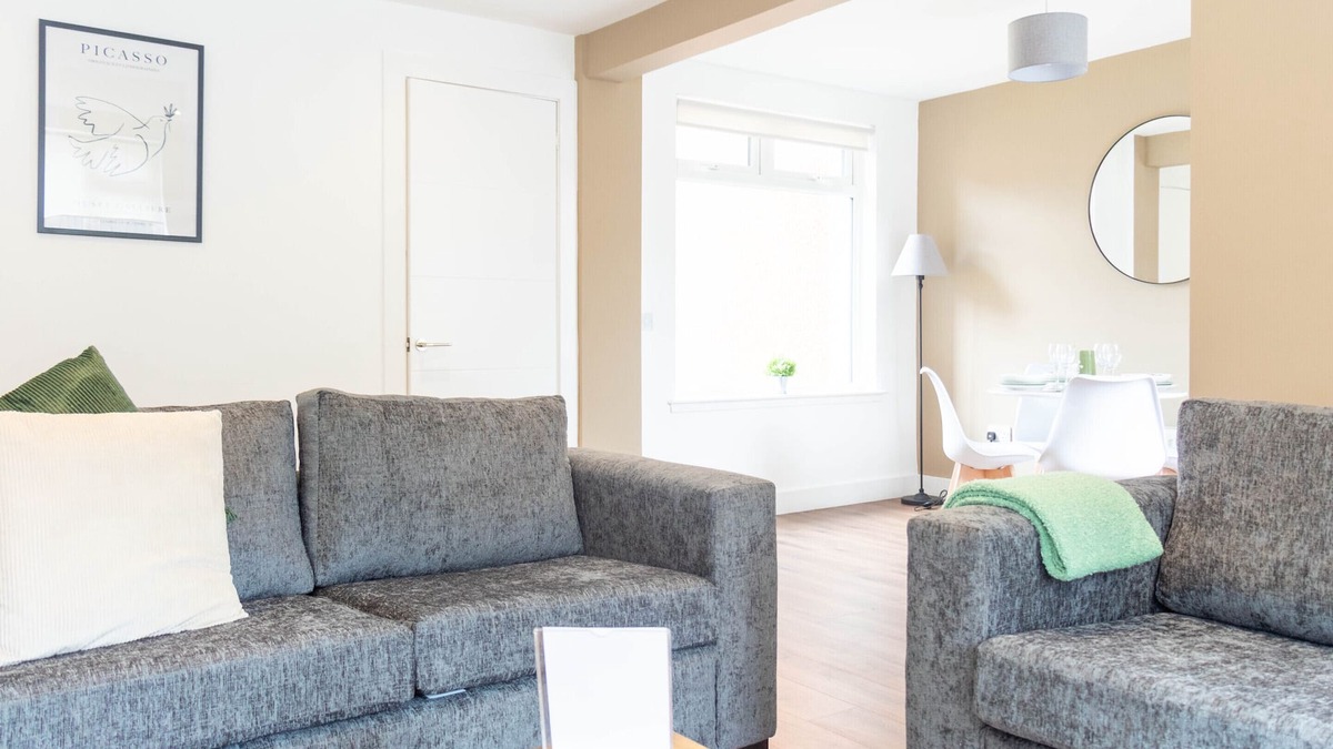 Uphall House | Snug Modern Home in Livingston