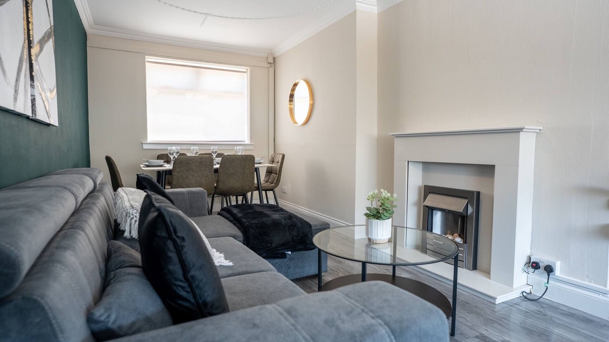 Hamilton House | Snug Modern Home in Hamilton