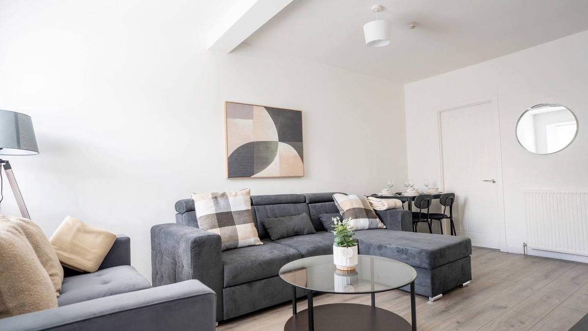 Larkhall House | Snug Modern Home in Larkhall