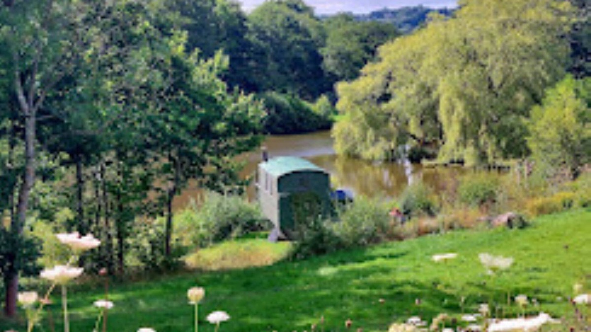 Hadlow Down Cabin | Snug secluded lakeside shepherds hut for fishing, or just relaxing.