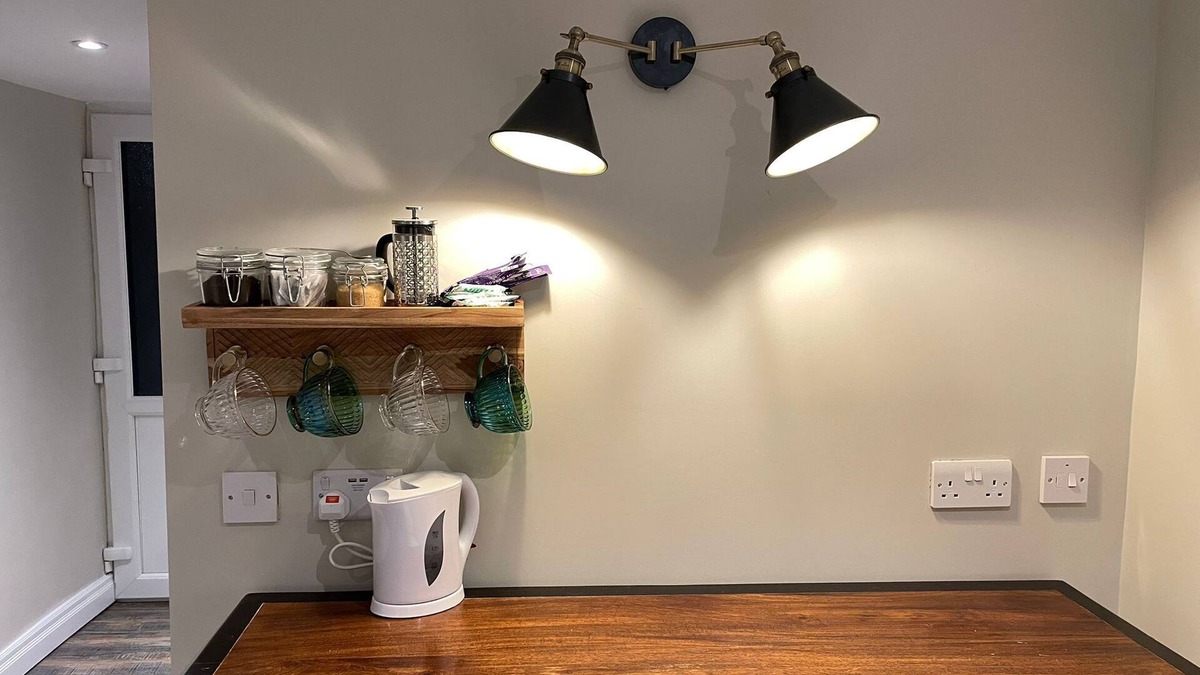 Dunmow Apartment | Snug @ Stansted, Parking, Car Cleaning, EV Charging, 10min Airport Run