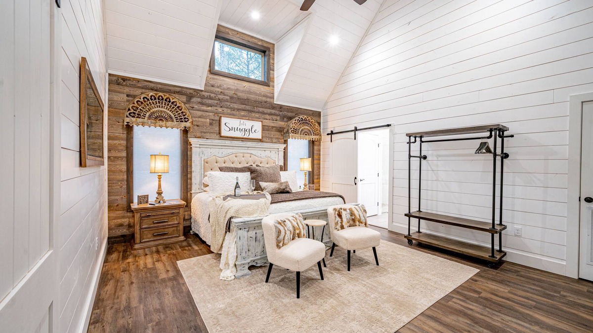 Golden Cabin | Snuggle Inn-Close to NEW Casino, Broken Bow lake, fishing, hiking & eats!