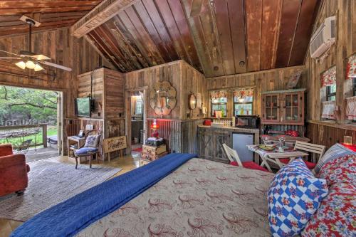 Wimberley Apartment | Snuggle Inn Wimberley Cabin with Fire Pit and Deck