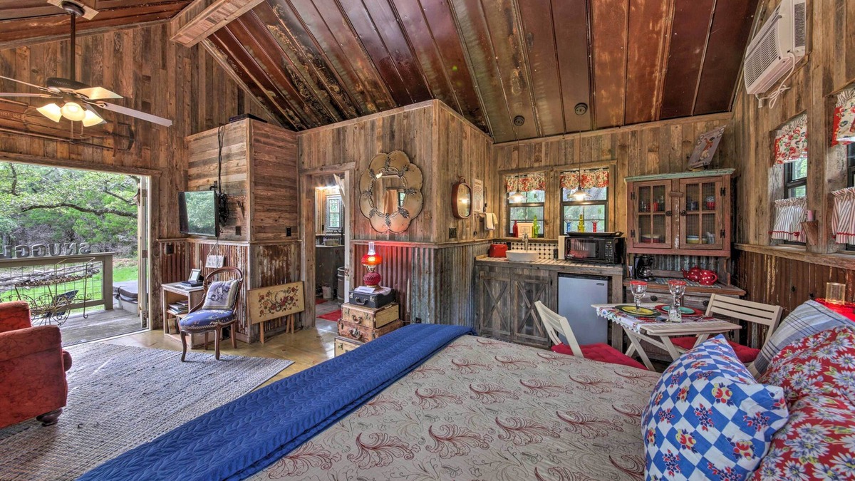 Wimberley Apartment | Snuggle Inn Wimberley Cabin w/Fire Pit + Deck